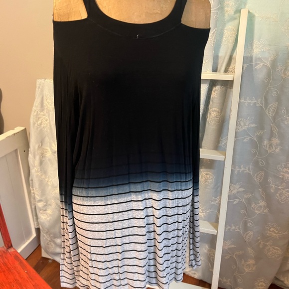 Red Haute cold shoulder - Picture 2 of 5